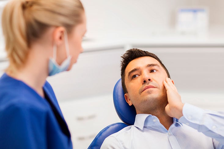 Los molares superiores generan inconvenientes a su salida.