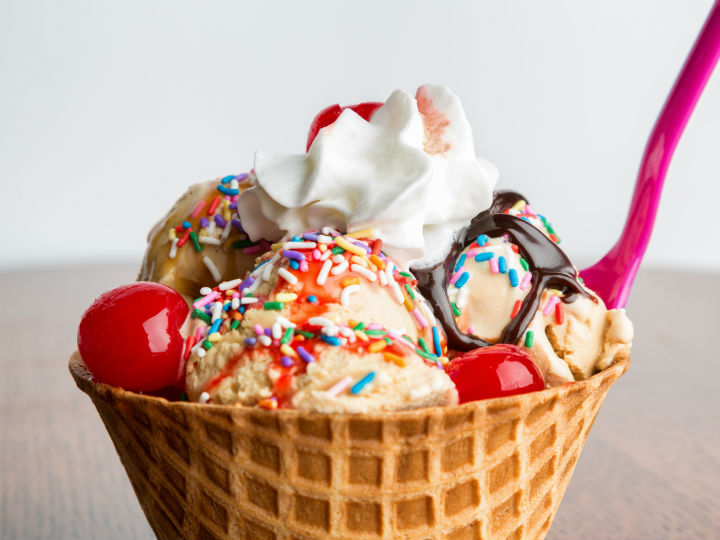 Alimentos fríos como el helado ayuda a cicratizar.